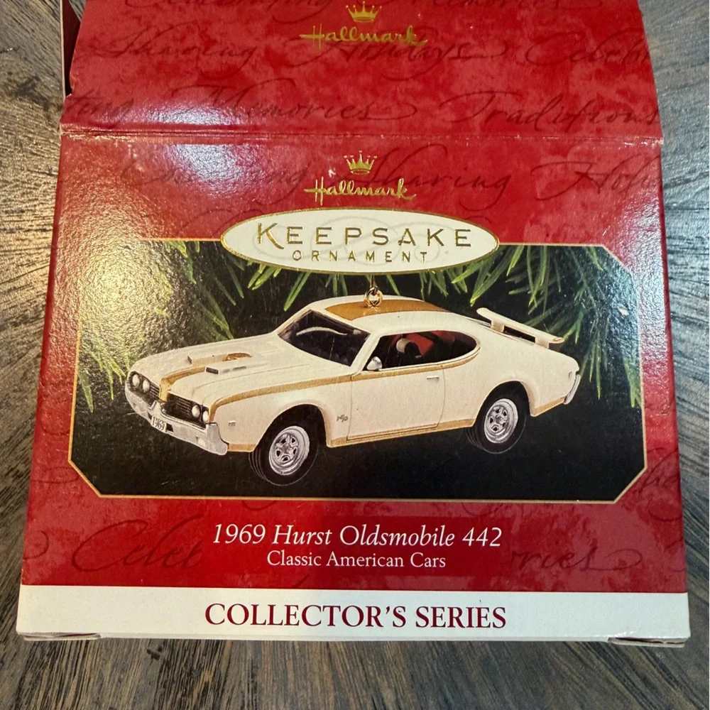Hallmark Keepsake 1969 Hurst Oldsmobile 442‎ Ornament - White and Gold